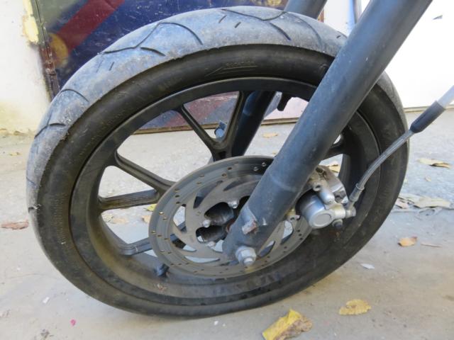Moped Reifen montiert auf einem Vordereifen von einem Bike 