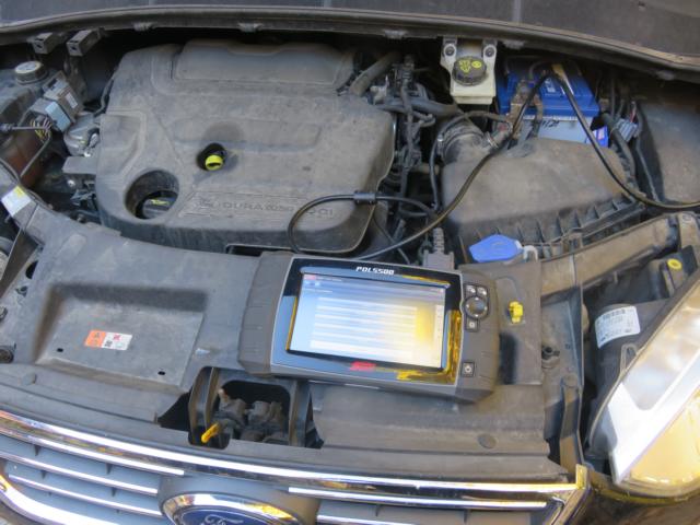 Bei geöffnetrer Motorhaube das SUN Testgerät angeschlossen um den Fehler auszulösen.
