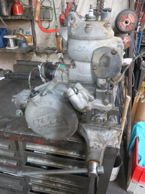 KTM Motor zum Reparieren eingespannt in einer Schraubzwienge. #motorreparaturmotorrad