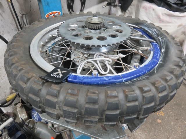 Bei der Reifenmontage eines Motorrad Reifen in der Werkstatt Pichler Joe in Puchegg